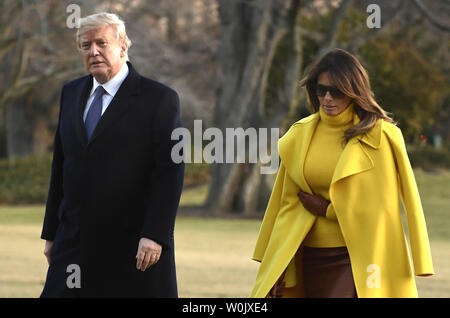 Präsident Donald Trump Spaziergänge mit First Lady Melania Trump, da sie sich auf das Weiße Haus, 5. Februar 2018, in Washington, DC zurück, nach einem Tagesausflug nach Cincinnati, Ohio. Trump besucht eine Fabrik seine Steuersenkung planen und die First Lady besucht das Children's Hospital Medical Center für eine Diskussion auf dem Opioid-Krise zu bereisen. Foto von Mike Theiler/UPI Stockfoto