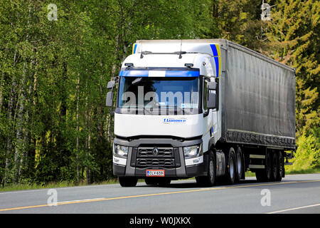 Humppila, Finnland. 31. Mai 2019. Weiß Renault Trucks T von T Kuljetus Laaksonen Oy zieht Anhänger auf der Autobahn 2 im Süden von Finnland am Tag des Frühlings. Stockfoto