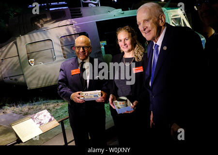 Direktor des Smithsonian nationalen Museum der amerikanischen Geschichte, John Gray und Kurator Jennifer Jones, stand mit Rep. Sam Johnson, R-TX (rechts) bei einer Feierstunde im nationalen Museum für amerikanische Geschichte am 13. Februar 2018 in Washington, DC, wo Johnson für das Museum der Tin Cup und Zahnpastatube mit nach Hause brachte, wenn er von einer vietnamesischen Gefängnis am 12. Februar 1973 veröffentlicht wurde gespendet. Johnson, 87, eine ehemalige Air Force Fighter Pilot- und Kriegsgefangenenlager wurde gefangen gehalten in der Hoa Lo Gefängnis für fast sieben Jahre, wo er gefoltert wurde und verbrachte 42 Monate in Einzelhaft. Die Stockfoto