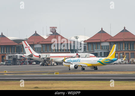 DENPASAR, Bali/Indonesien - Juni 08 2019: Einige Aktivität von Cebu Pacific Airline am internationalen Flughafen Ngurah Rai Bali. Sie bereitet sich für abziehen Stockfoto