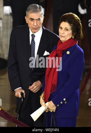 Der ehemalige Senator und Gouverneur Chuck Robb und seine Frau Lynda Bird Johnson Robb, die Tochter von Präsident Lyndon B. Johnson, warten auf den Beginn der Zeremonie der späten Pfr. Billy Graham, in dem US Capitol Rotunde, Februar 28, 2018, in Washington, DC zu ehren. Der Täufer Evangelist, 99, war ein informelles Berater des Präsidenten seit Präsident Harry Truman und ist die erste religiöse Führer zu Ehren im Capitol zu legen. Foto von Mike Theiler/UPI Stockfoto