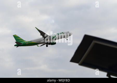 DENPASAR, Bali/Indonesien - Juni 08 2019 - Citilink Flugzeug fliegt vom internationalen Flughafen Ngurah Rai Bali, wenn der Himmel ist bewölkt, grau Stockfoto