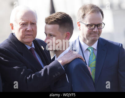 Senator Orrin Hatch, R-UT (R), Umarmungen Patrick Petty, 17, als er steht neben seinem Vater Ryan, dessen 14-jährige Tochter Alaina wurde in den Marjory Stoneman Douglas High School shooting getötet, während einer Pressekonferenz die Stop-Schule Gewalt Handeln außerhalb der US-Kapitol in Washington, D.C. am 13. März 2018 zu diskutieren. Die Akte wurde entwickelt, um Schulen und Gemeinden Gewalt stoppen, bevor es durch die Bereitstellung von Ressourcen auf ein frühes Eingreifen und Schule Sicherheit Infrastruktur geschieht. Foto von Kevin Dietsch/UPI Stockfoto