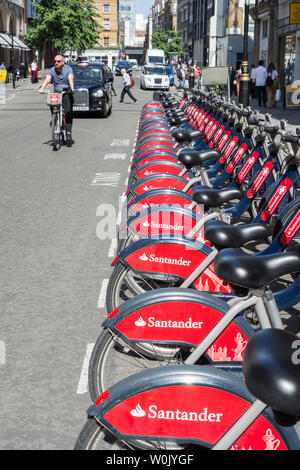 Eine Reihe von Santander Leihfahrräder (Boris Fahrräder) auf Great Marlborough Street, London, UK geparkt Stockfoto