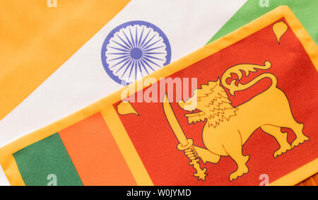 Konzept der bilateralen Beziehungen zwischen den beiden Ländern, mit zwei Fahnen: Indien und Sri Lanka. Stockfoto