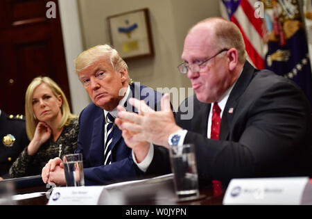 Präsident Donald Trump (C) hält eine Strafverfolgung Roundtable zum Heiligtum Städte, in der Roosevelt Zimmer im Weißen Haus am 20. März 2018 in Washington, D.C. Trump wurde durch den Staatssekretär für Heimatschutz Kirstjen Nielsen (L) und Thomas Homan beigetreten, dem amtierenden Direktor der Einwanderungs- und Zollbehörden. Foto von Kevin Dietsch/UPI Stockfoto