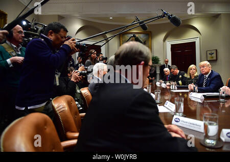 Präsident Donald Trump hält eine Strafverfolgung Roundtable zum Heiligtum Städte, in der Roosevelt Zimmer im Weißen Haus am 20. März in Washington, D.C., 2018 Foto von Kevin Dietsch/UPI Stockfoto