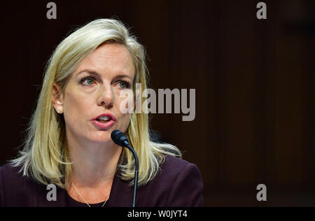 Staatssekretär für Heimatschutz Kirstjen. Nielsen bezeugt während eines Senats Anhörung zur Wahl Sicherheit auf dem Capitol Hill in Washington, D.C. am 21. März 2018. Foto von Kevin Dietsch/UPI Stockfoto