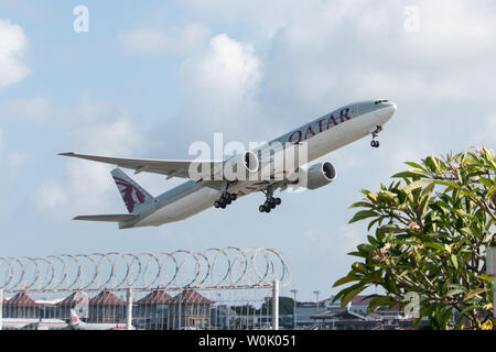 DENPASAR, Bali/Indonesien - Juni 08 2019: Katar airline Flugzeug fliegt vom internationalen Flughafen Ngurah Rai Bali, wenn der Himmel bewölkt ist grau, mit Stockfoto