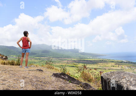 Wandern Frau auf Reisen Ausflug während Urlaub Kreuzfahrt in St. Kitts und Nevis Landschaft suchen. Karibik Natur im Sommer Ferien. Junge Mädchen am Lookout auf Sicht.
