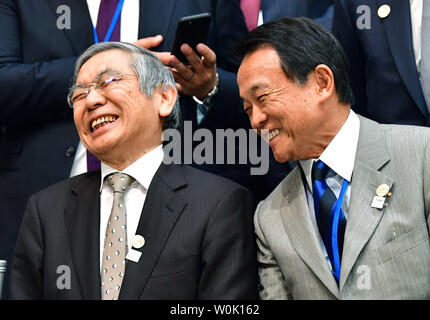 Haruhiko Kuroda (L), Gouverneur der Bank von Japan, und Taro Aso, japanische Minister für Finanzen, sprechen Sie während der G-20-Gruppe Foto bei dem Internationalen Währungsfonds (IWF) und Weltbank Frühjahrstagung in Washington, D.C. am 20. April 2018. Foto von Kevin Dietsch/UPI Stockfoto