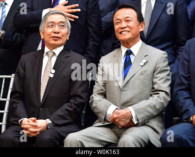 Haruhiko Kuroda (L), Gouverneur der Bank von Japan, und Taro Aso, japanische Minister für Finanzen, sprechen Sie während der G-20-Gruppe Foto bei dem Internationalen Währungsfonds (IWF) und Weltbank Frühjahrstagung in Washington, D.C. am 20. April 2018. Foto von Kevin Dietsch/UPI Stockfoto