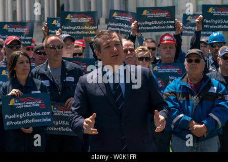 Senator Ted Cruz (R-Texas) hält Nachrichten Konferenz zu diskutieren', eine Win-win-Lösung sowohl für Mais und Raffinerie Arbeiter, die Emporschnellenden RINs (erneuerbare Identifikationsnummern) die Preise unter den erneuerbaren Kraftstoff Standard' auf dem Capitol Hill in Washington, D.C. am 26. April 2018. Foto von Ken Cedeño/UPI Stockfoto