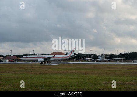 DENPASAR, Bali/Indonesien - 08. Juni 2019: Das alte Design von Garuda Indonesia Flugzeug bereitet sich für Rollen, nach der Landung am Flughafen Ngurah Rai Bali Stockfoto