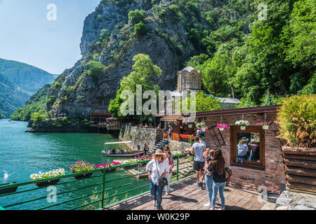 Matka Canyon, Saraj, Mazedonien, Juni 09, 2019: Touristen, die in schönen See und Canyon in Mazedonien während der heißen Sommertag. Stockfoto