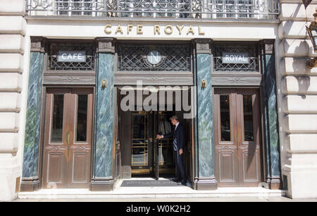 Türsteher außerhalb des Cafe Royal, Regent Street, London, UK stehend Stockfoto