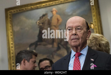 Commerce Secretary Wilbur Ross besucht Unterzeichnung Präsident Donald Trump Zeremonie für S. 2155 - Wirtschaftswachstum, regulatorische Entlastung, und Consumer Protection Act, im Weißen Haus am 24. Mai 2018 in Washington, D.C. Foto von Kevin Dietsch/UPI Stockfoto