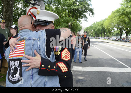 Pensionierte USMC SSGT Tim Kammern (R) umfasst US Navy veteran Engel Maldonado der Silver Spring, Maryland, vor dem Beginn der jährlichen Rolling Thunder" Fahrt zur Wand' von Tausenden Motorradfahrer, 27. Mai 2018. Kammern, wie er es jahrelang getan, steht für Stunden salutierte, Biker, die mit dem Memorial Day Wochenende zusammenfällt, wie Amerika ehrt seine gefallenen Militärdienst Mitglieder. Foto von Mike Theiler/UPI Stockfoto