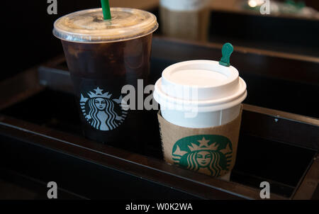 Kaffee ist in einem Starbucks Coffee Store in Washington, D.C. am 29. Mai 2018 gesehen. Der Kaffee Kette 8.000 Läden schließen allgemein heute Anti-bias Training nach einem Zwischenfall auf einem Philadelphia Store, in dem ein Store Manager die Polizei auf zwei Afro-amerikanische Männer, die ruhig warten für einen Freund genannt wurden. Foto von Kevin Dietsch/UPI Stockfoto