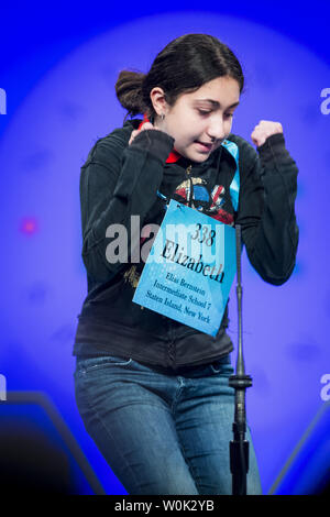 Elizabeth Shvarts, 13, aus Staten Island, New York, beteiligt sich an der dritten Runde des 2018 Scripps National Spelling Bee am 30. Mai in Oxon Hill, Maryland 2018. Die Biene wurde in diesem Jahr erweitert und umfasst jetzt drei Tage mit 519 Spellers. Foto von Pete Marovich/UPI Stockfoto