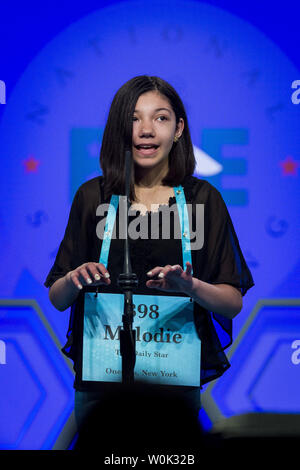 Melodie Loya, 13, von Bainbridge, New York, beteiligt sich an der Endrunde der 2018 Scripps National Spelling Bee am 31.Mai in Oxon Hill, Maryland 2018. Die Biene wurde in diesem Jahr erweitert und umfasst jetzt drei Tage mit 519 Spellers. 41 Spellers erweitert, um die letzte Runde. Foto von Pete Marovich/UPI Stockfoto