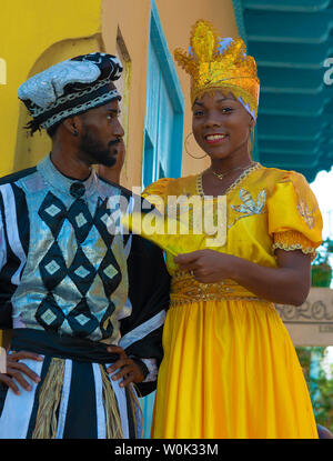 Farbenfroh gekleidete junge und hübsche Mädchen gehen auf Stelzen in den Straßen der Altstadt von Havanna oder Havanna Vieja, Kuba, Karibik Stockfoto