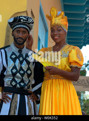Farbenfroh gekleidete junge und hübsche Mädchen gehen auf Stelzen in den Straßen der Altstadt von Havanna oder Havanna Vieja, Kuba, Karibik Stockfoto
