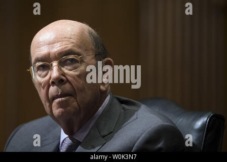 Commerce Secretary Wilbur Ross bezeugt, während der Senat Finanzen Anhörung zur "aktuellen und vorgeschlagenen Zollsenkung von Aktionen, die vom US-Handelsministerium' auf dem Capitol Hill in Washington verabreicht, am 20. Juni 2018. Foto von Kevin Dietsch/UPI Stockfoto