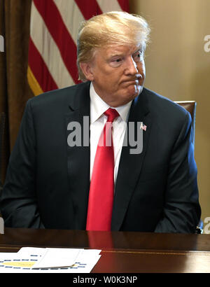 Präsident Donald Trump hört Erläuterungen bei einem Treffen mit Mitgliedern des Kongresses, im Weißen Haus, Juni 20, 2018, in Washington, DC. Trump, Erläuterungen über die Einwanderung in Bezug auf die erzwungene Trennung von Kindern aus Familien, die an der mexikanischen Grenze. Foto von Mike Theiler/UPI Stockfoto