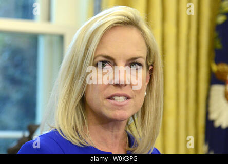 DHS Secretary Kirtsjen Nielsen macht Erläuterungen vor Präsident Donald Trump Unterzeichnung eines Executive Order stoppen die Trennung von Einwanderung Familien, im Oval Office des Weißen Hauses, Juni 20, 2018, in Washington, DC. Trump umgekehrt eine Politik nach einem Aufschrei der Kinder aus Familien, die versuchen die mexikanische Grenze in Texas zu Kreuz genommen wurden. Foto von Mike Theiler/UPI Stockfoto