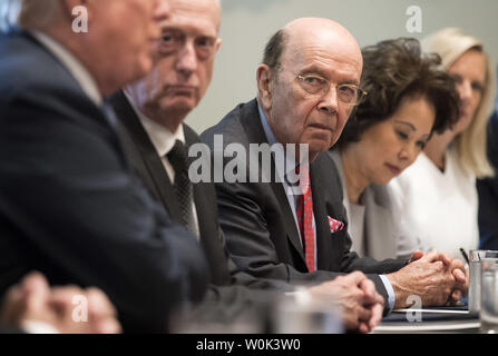Commerce Secretary Wilbur Ross nimmt an einer Kabinettssitzung im Weißen Haus in Washington, D.C. am 21. Juni 2018. Trump sprach über die Sicherheit der Grenzen und eine Trennung der Familie für die Gefangenen Überqueren der südlichen Grenze, Nordkorea und sprach über die Untätigkeit des Kongresses. Foto von Kevin Dietsch/UPI Stockfoto