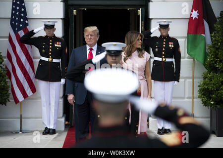 Präsident Donald Trump und First Lady Melania Trump warten auf die Ankunft von König Abdullah II Bin Al-Hussein-und Königin Rania Al Abdullah von Jordanien, im Weißen Haus in Washington, D.C. am 25. Juni 2018. Foto von Kevin Dietsch/UPI Stockfoto