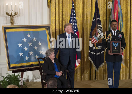 Präsident Donald Trump steht mit Pauline Lyda Brunnen Conner die Witwe von Armee erste Lt Garlin M. Conner, der Trumpf posthum die Ehrenmedaille verliehen, während einer Zeremonie im Osten Zimmer im Weißen Haus in Washington, D.C. am 26. Juni 2018. Conner, ein Eingeborener von Kentucky, wird für seine heroischen Taten im Kampf im Zweiten Weltkrieg geehrt Andere Conner's Auszeichnungen den Distinguished Service Cross, vier Silber Stern Medaillen, eine Bronze Star und drei Purple Hearts für Verletzungen im Kampf gelitten. Foto von Kevin Dietsch/UPI Stockfoto