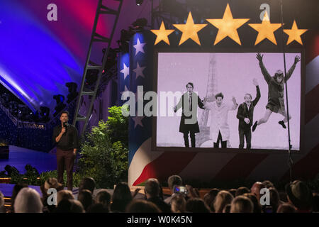 Host John Stamos stellt die Beach Boys bei einer Generalprobe für das Capitol vierten Konzert in Washington, DC am 3. Juli 2018. Die jährlichen PBS TV-Show wird live mit Feuerwerk während des vierten Juli feiern in der Hauptstadt durchgeführt am 4. Juli 2018. Foto von Pat Benic Stockfoto