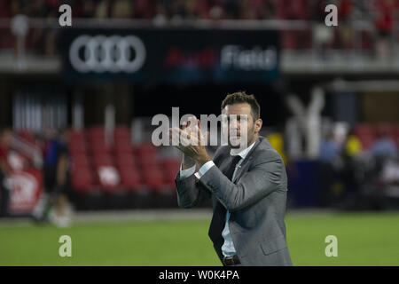 D.C. United Head Coach Ben Olsen begrüßt die Fans nach dem Spiel zwischen DC United und Vancouver Whitecaps bei Audi Abgelegt in Washington, DC am 14. Juli 2018. Hierbei handelt es sich um DC United erstes Spiel im neuen Feld und Rooney's Debüt für D.C. United. Foto von Alex Edelman/UPI Stockfoto