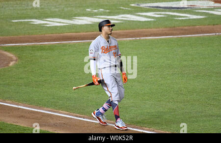 Mit dem Handel Gerüchte über seine Abkehr von den Baltimore Orioles, amerikanische Liga Teig Manny Machado (13) Trägt möglicherweise die Uniform seiner O zum letzten Mal nach einem pop während des vierten Inning des MLB All-Star Game an den Angehörigen Park in Washington, D.C., 17. Juli 2018. Foto von Pat Benic/UPI Stockfoto