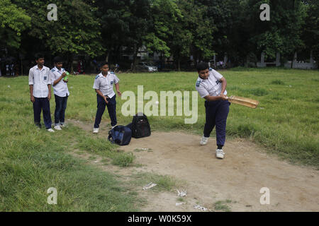 Dhaka, Bangladesch. 27 Juni, 2019. Schule Jungen spielen Kricket nach der Schule während des Cricket World Cup Session in der Nähe von Dhaka University Area. Nun wird ein Tag, Cricket ist eine beliebte Sportart auf die Jugend des Landes. Credit: MD Mehedi Hasan/ZUMA Draht/Alamy leben Nachrichten Stockfoto