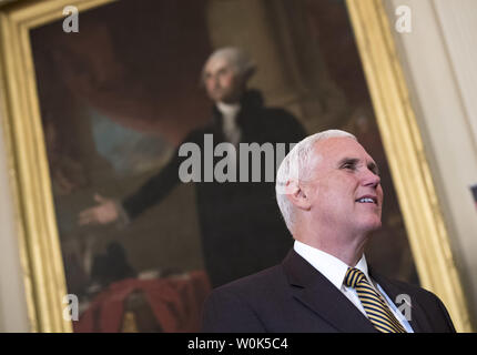 Vice President Mike Pence ist unten ein Porträt von Präsident George Washington gesehen, während die Hergestellt in Amerika Showcase, im Weißen Haus in Washington, D.C. am 23. Juli 2018. Die event Highlights amerikanische Produkte und Fertigung. Foto von Kevin Dietsch/UPI Stockfoto