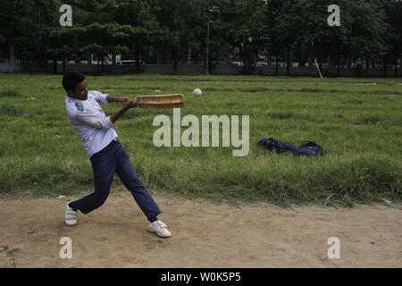 Dhaka, Bangladesch. 27 Juni, 2019. Eine Schule Junge spielt Cricket nach der Schule während des Cricket World Cup Session in der Nähe von Dhaka University Area. Nun wird ein Tag, Cricket ist eine beliebte Sportart auf die Jugend des Landes. Credit: MD Mehedi Hasan/ZUMA Draht/Alamy leben Nachrichten Stockfoto