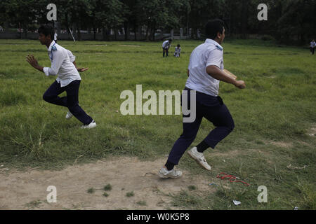 Dhaka, Bangladesch. 27 Juni, 2019. Schule Jungen spielen Kricket nach der Schule während des Cricket World Cup Session in der Nähe von Dhaka University Area. Nun wird ein Tag, Cricket ist eine beliebte Sportart auf die Jugend des Landes. Credit: MD Mehedi Hasan/ZUMA Draht/Alamy leben Nachrichten Stockfoto