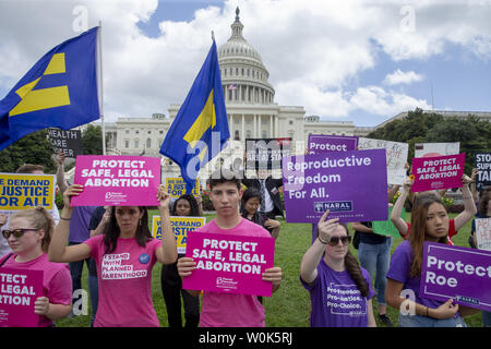 Demonstranten auf der Kundgebung versammeln zu stoppen Kavanaugh an der Westfront des Capitolon August 1, 2018 in Washington, D.C. Brett Kavanaugh ist ernannt worden, eine freie Stelle auf dem Obersten Gerichtshof der USA zu füllen. Foto von Tasos Kapodis/UPI Stockfoto