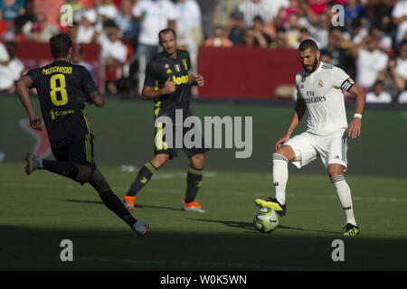 Real Madrid vorwärts Karim Benzema (9) sieht für ein Pass während der Internationalen Champions Cup Match zwischen Juventus Turin und Real Madrid am FedEx Feld am 4. August 2018 in Landover, Maryland. Foto von Alex Edelman/UPI Stockfoto