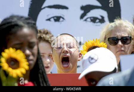 Aktivist, Gun Control Fürsprecher und Stoneman Douglas High School shooting Survivor Emma González beteiligt sich an der Nationalen März auf die Nrb vor der NRB Hauptsitz am 4. August in Fairfax, Virginia 2018. Hinter González ist ein Poster von Joaquin Oliver, erschlagenen Stoneman Douglas Highschool Student. Foto von Leigh Vogel/UPI Stockfoto