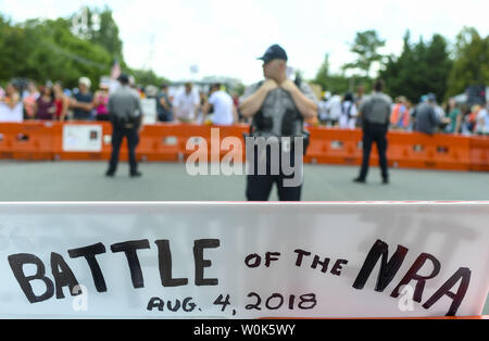 Ein Fairfax, Virginia Polizist steht hinter Barrieren während der Nationalen März auf die Nrb vor der NRB Hauptsitz am 4. August 2018 in Fairfax, Virginia. Foto von Leigh Vogel/UPI Stockfoto