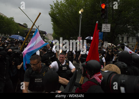 Counterprotesters Zusammenstoß mit dem United States Secret Service Agenten in der Nähe des Vereinen die Richtige 2 Rally in der Nähe des Weißen Hauses in Washington, D.C. am 12. August 2018. Gruppen von White supremacists, Neonazis, die alt-Rechts, antifa und deren counterprotesters marschieren in der Hauptstadt der Nation auf dem ersten Jahrestag der weißen nationalistischen Rallye in Charlottesville, Virginia, dass eine Frau, die Tote und Dutzende Verletzte. Foto von Alex Edelman/UPI Stockfoto