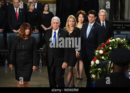 Vice President Mike Pence, Sprecher des Hauses Paul Ryan, und Mehrheitsführer im Senat, Mitch McConnell und Ehepartner zahlen ihren Respekt durch die Schatulle der ehemalige Senator John McCain, wie er in der U.S. Capitol in Washington, DC am Freitag, 31. August 2018 liegt. McCain, ein Arizona, Präsidentschaftskandidat der Republikaner, und Kriegsheld, gestorben 25. August im Alter von 81 Jahren. Er ist der 31 Person im State Capitol in 166 Jahren zu liegen. Foto von Pat Benic/UPI Stockfoto