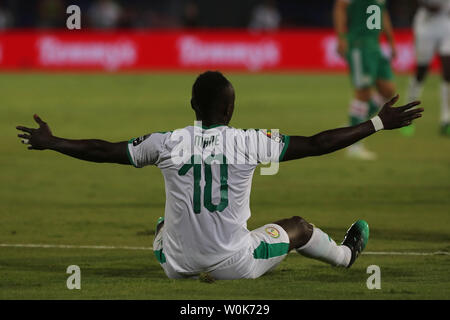 Kairo, Ägypten. 27 Juni, 2019. Der senegalesischen Sadio Mähne reagiert während der 2019 Afrika Cup Gruppe C Fußballspiel zwischen Senegal und Algerien am 30. Juni Stadion. Credit: gehad Hamdy/dpa/Alamy leben Nachrichten Stockfoto