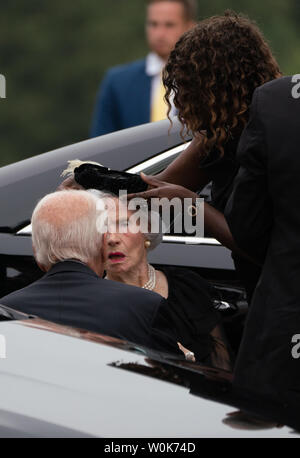 Der ehemalige Vizepräsident und US-Senator D-Del., Joe Biden spricht der ehemalige Senator John McCain's Mutter Roberta McCain, als sie sich ihren Hut am Denkmal für ehemalige Senator John McCain an der National Cathedral in Washington, DC, 1. September 2018 angepasst. McCain, ein Arizona, Präsidentschaftskandidat der Republikaner, und Kriegsheld, starb am 25. August im Alter von 81 Jahren nach einer Schlacht mit Gehirn Krebs. Foto Ken Cedeño/UPI Stockfoto