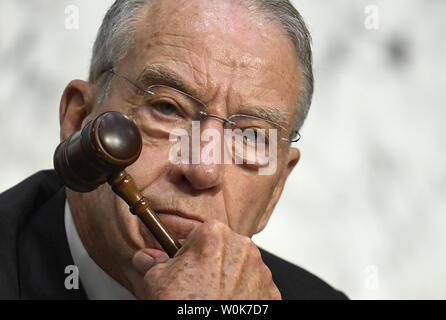Vorsitzender Charles Grassley von Iowa, übt einen Hammer wie Er hört zu, wie die Ausführungen von Richter Brett Kavanaugh während des Zeugnisses vor dem Senat Justiz Ausschuss für seine Nominierung für den Obersten Gerichtshof, auf dem Capitol Hill, September 5, 2018, in Washington, DC. Kavanaugh konfrontiert scharfe Kritik von Demokraten auf dem Panel für vergangene Entscheidungen und Ausfall Schreibarbeit von seiner Vergangenheit zu stellen. Foto von Mike Theiler/UPI Stockfoto