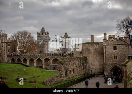 LONDON, ENGLAND, 10. Dezember 2018: Tower Bridge in Großbritannien. Von innen Tower von London in einem trüben Wintertag gesehen. Stockfoto